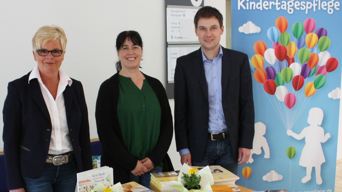 Werben für die Kindertagespflege (von links): Jutta Schäfer, Julia Richter und Sebastian Hüpper. von Kreis Olpe