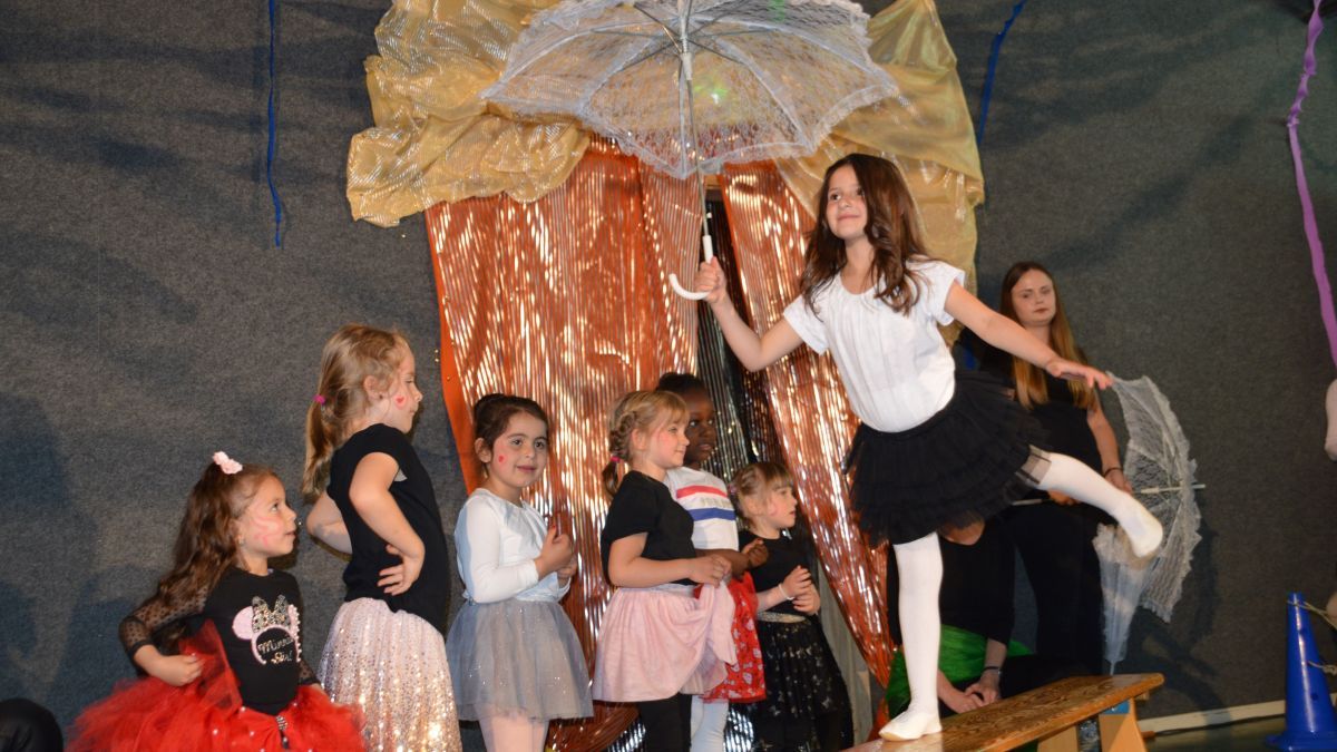 Eine Zirkusvorstellung mit  Kindern des Caritas-AufWind Kindergartens war der Höhepunkt der Einweihung. von Barbara Sander-Graetz