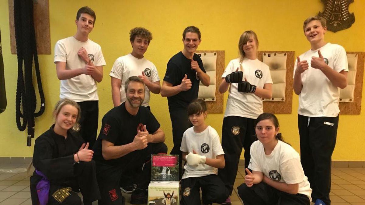 Schüler der Kampfkunstakademie sammeln seit Oktober alte Handys für den guten Zweck. von privat