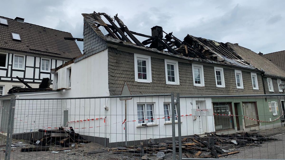 Nach dem Feuer am Samstag ist das Gebäude erheblich beschädigt. von Thomas Fiebiger