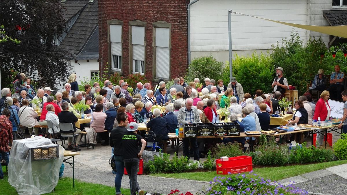 Auf dem Dorfplatz findet der Seniorennachmittag in Welschen Ennest statt. von privat