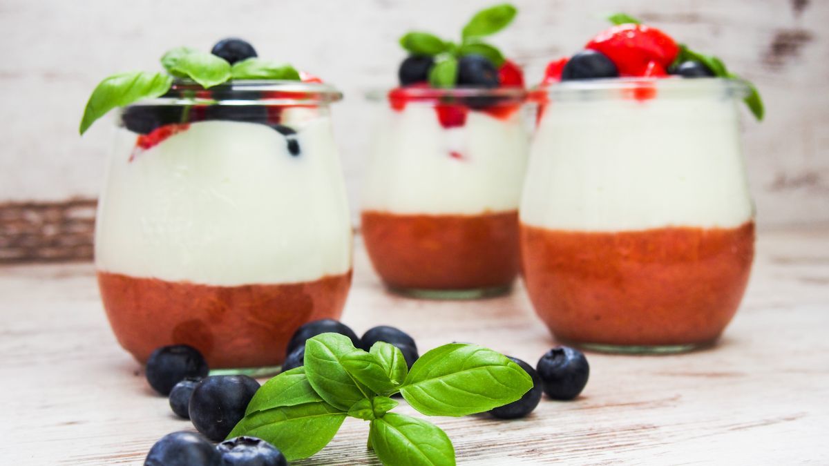 Sieht nicht nur lecker aus, schmeckt auch so: weiße Schoko-Joghurtcreme auf Rhabarberkompott mit Erdbeeren. von Melli Heuel