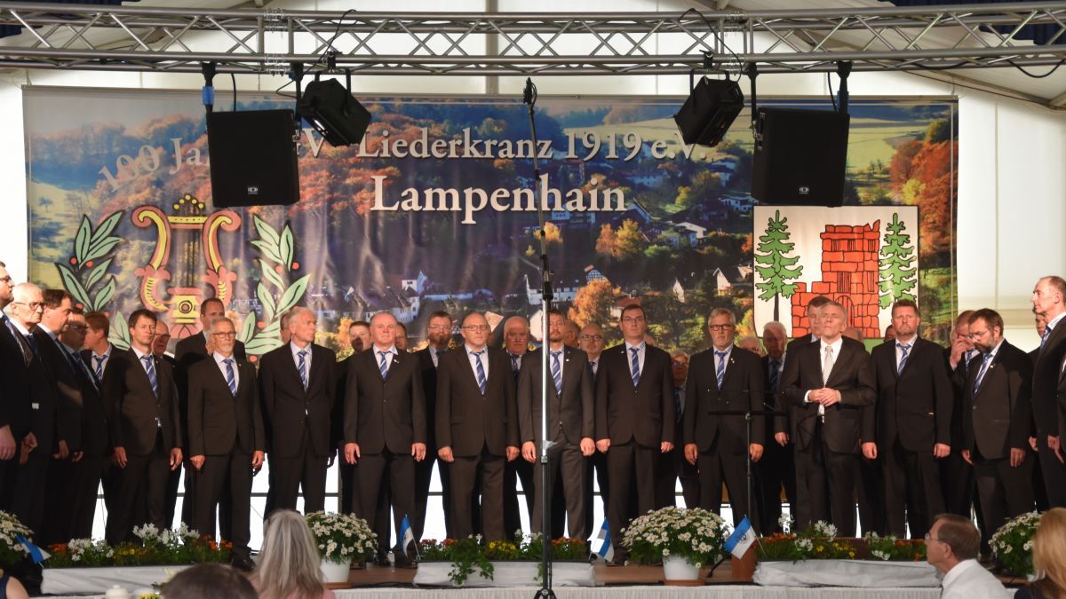 Der Männerchor aus Hünsborn bei seinem Auftritt in Lampenhain. von privat