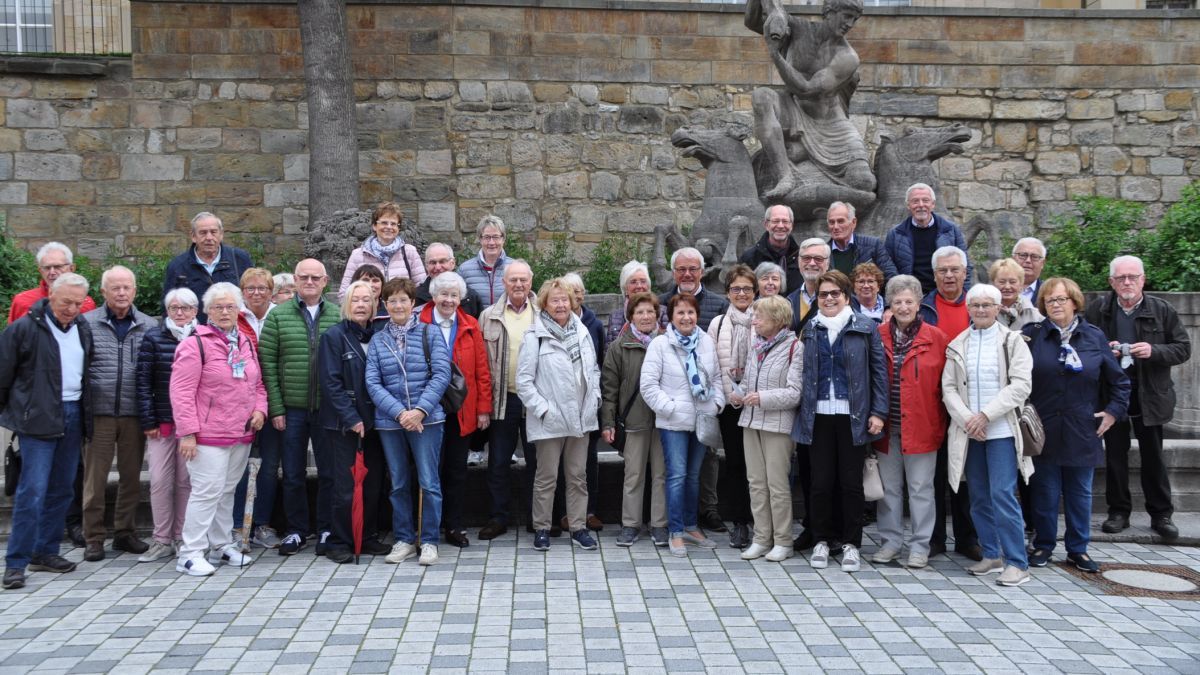 Die Mitglieder der CDU Seniorenunion  Attendorns vor dem Wittelsbacher Brunnen in Bayreuth. von privat