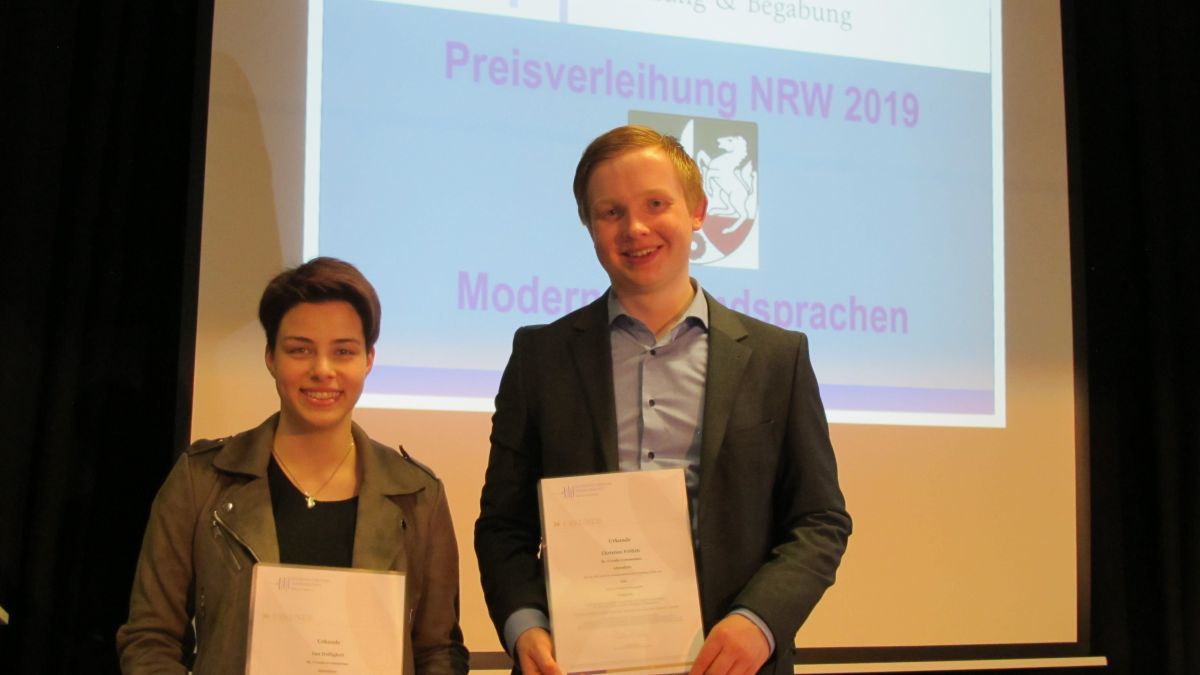 Lea Dolligkeit und Christian Frölich vom St.-Ursula-Gymnasium freuen sich über ihre Auszeichnung im Bundeswettbewerb Fremdsprachen in Essen. von privat