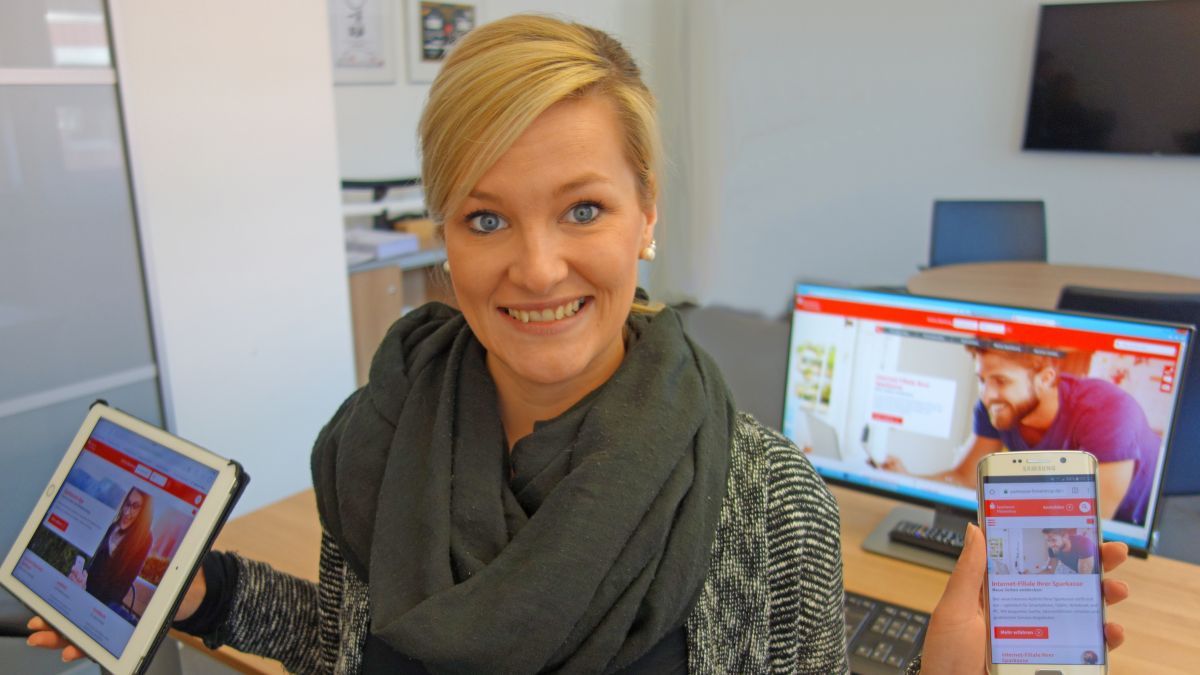 Theresa Heller von der Sparkasse Finnentrop erklärt online banking. von privat