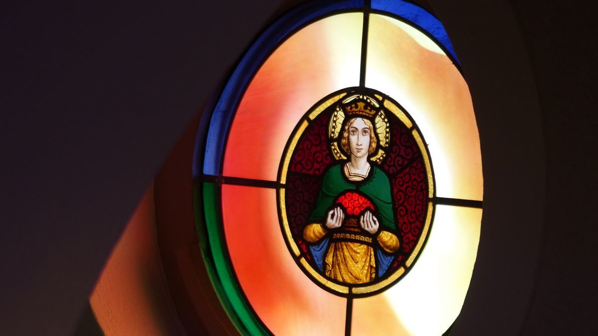 Das Glasfenster in der Schönauer Kirche zeigt nicht nur die Namenspatronin der Kirche - die Heilige Elisabeth - sondern ist den Schönauer Elisabethfrauen auch Vorbild für ihr eigenes Tun: Da zu sein für kranke, einsame und arme Menschen. von privat