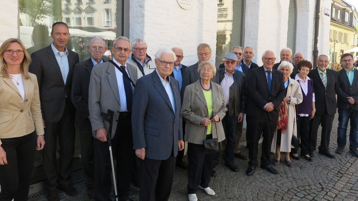 Die Jubilare des CDU-Kreisverbandes mit Andrea Arens, Jochen Ritter MdL, Hartmut Schauerte, Sebastian Ohm und einigen Begleitpersonen. von privat