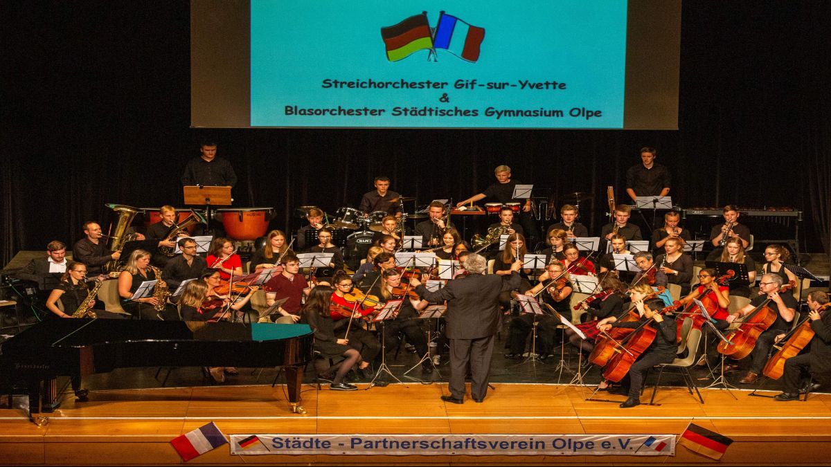 Ein gemeinschaftliches Konzert gaben das Streichorchester der Musikschule aus Gif-sur-Yvette und das Blasorchester des Städtischen Gymnasiums Olpe in der Olper Stadthalle. von privat
