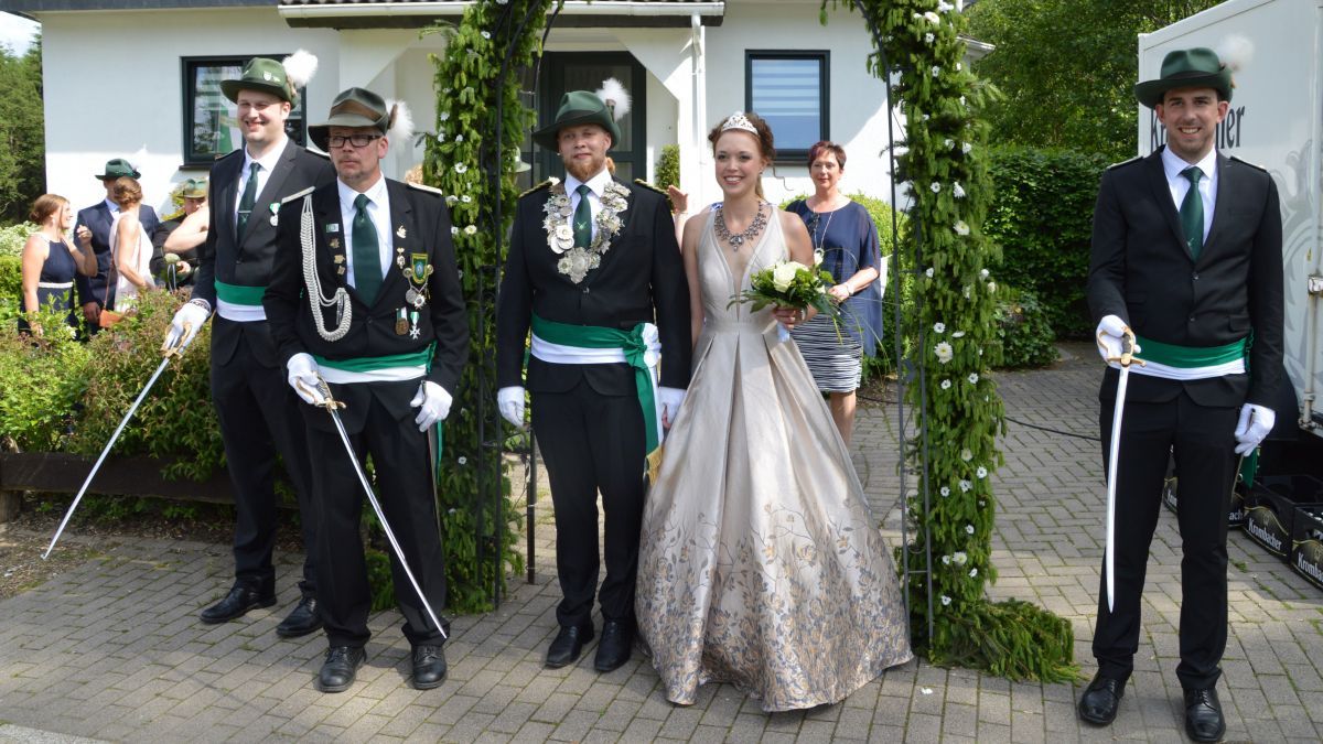 Das neue Königspaar Frederik Göbeler und Svenja Neu. von Barbara Sander-Graetz