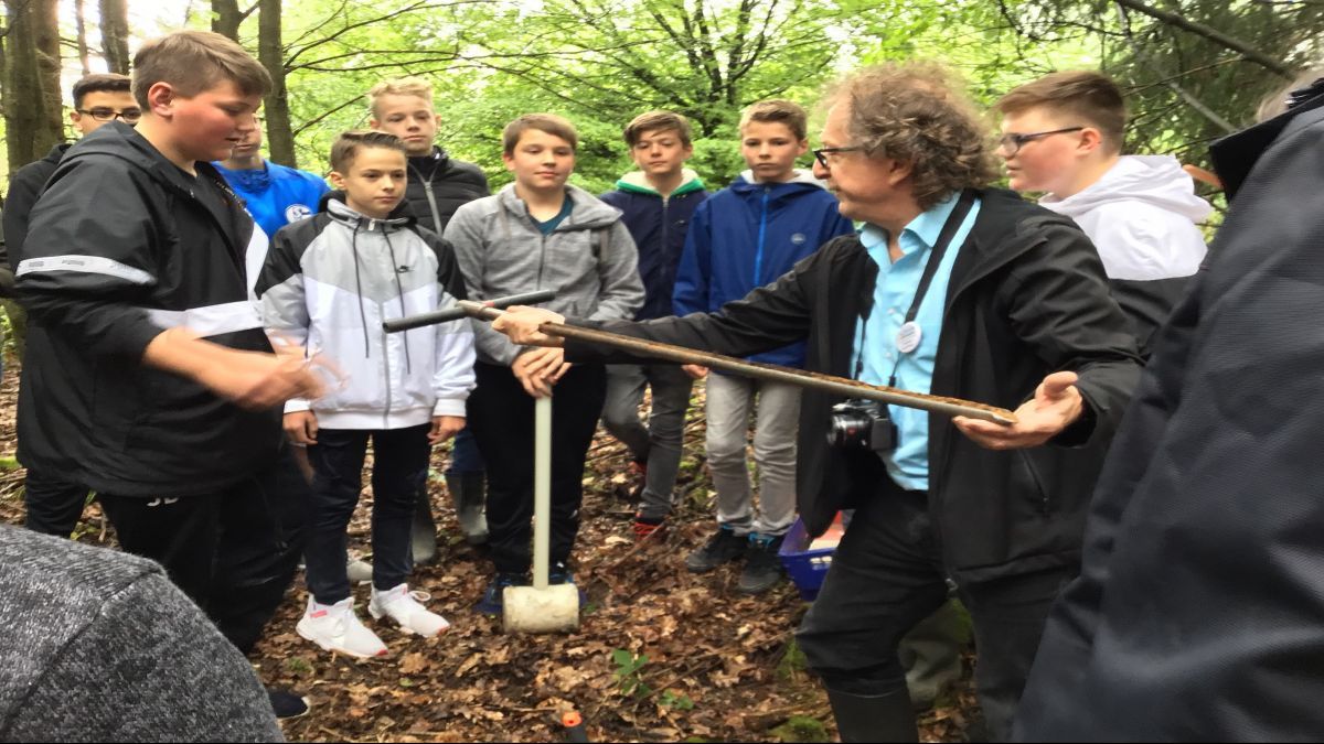 Ottmar Hartwig konnte den Schülerinnen und Schülern mit praktischen Aufgaben das Ökosystem Wald näher bringen. von privat