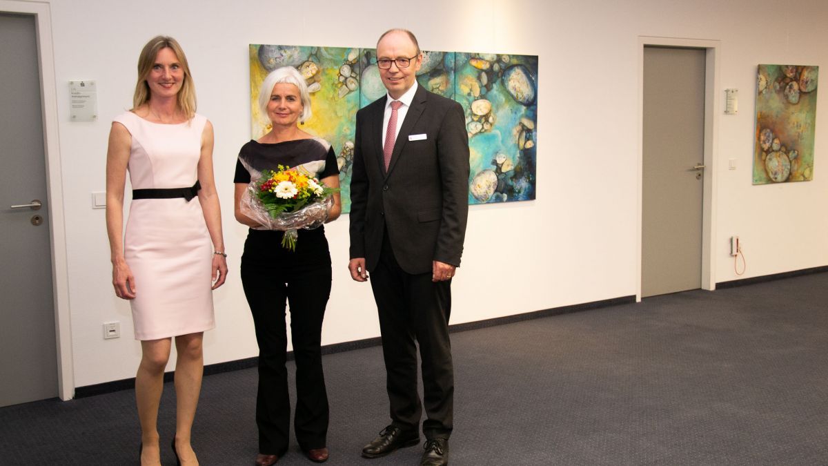 Kunsthistorikerin Andrea Arens, die die Einführungsrede hielt, Künstlerin Beate-Maria Platz und Sparkassendirektor Wilhelm Rücker (von links). von privat