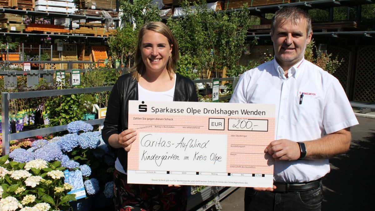 Bernd Winkelmeyer, Betriebsleiter im Lennestädter Hagebaumarkt, überreichte den Scheck an Alexandra Scheld von Caritas-AufWind. von privat