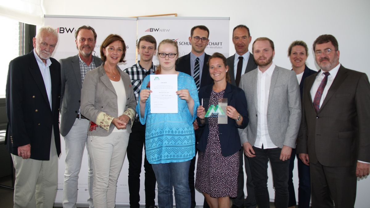 Im Beisein von Wirtschaftsvertretern, Schülern und Lehrern überreichte NRW-Schulministerin Yvonne Gebauer (3. von links) das Zertifikat. von privat