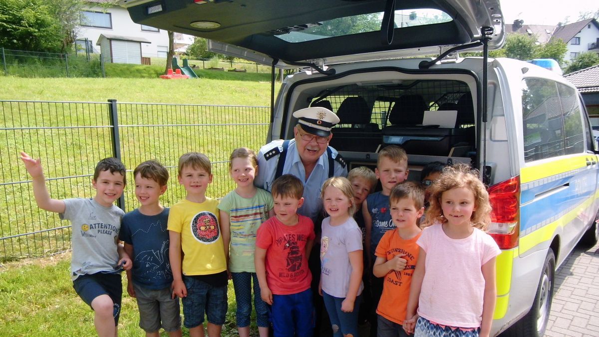 Bernd Neumann, Hauptkommissar und Verkehrserzieher der Kreispolizeibehörde Olpe, besuchte den Kindergarten in Rhode. von privat