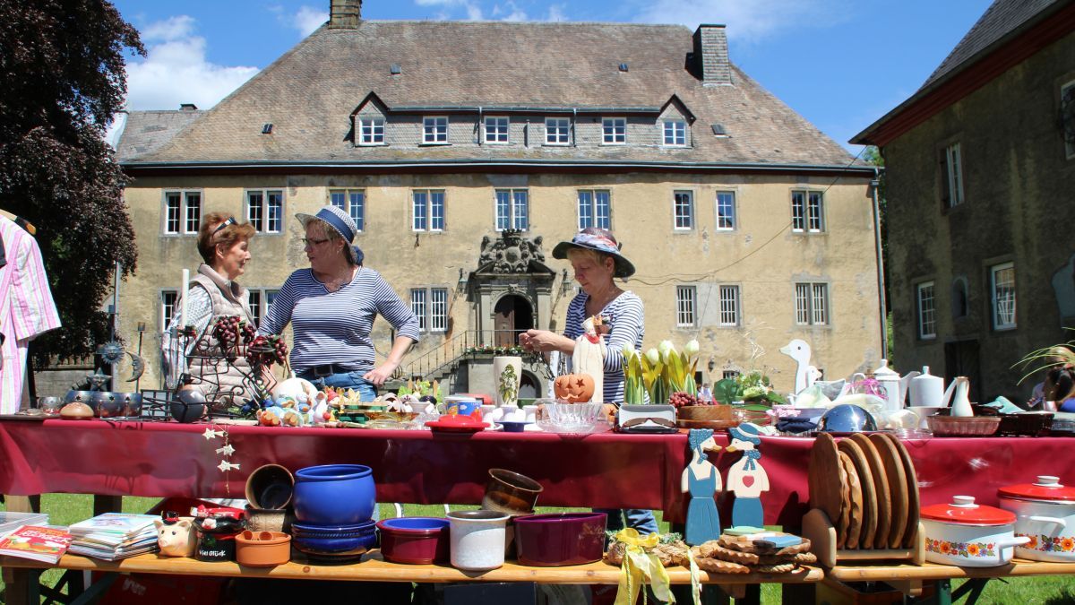 Viele große und kleine Dinge gibt es auf dem Trödelmarkt auf Schloss Ahausen. von privat