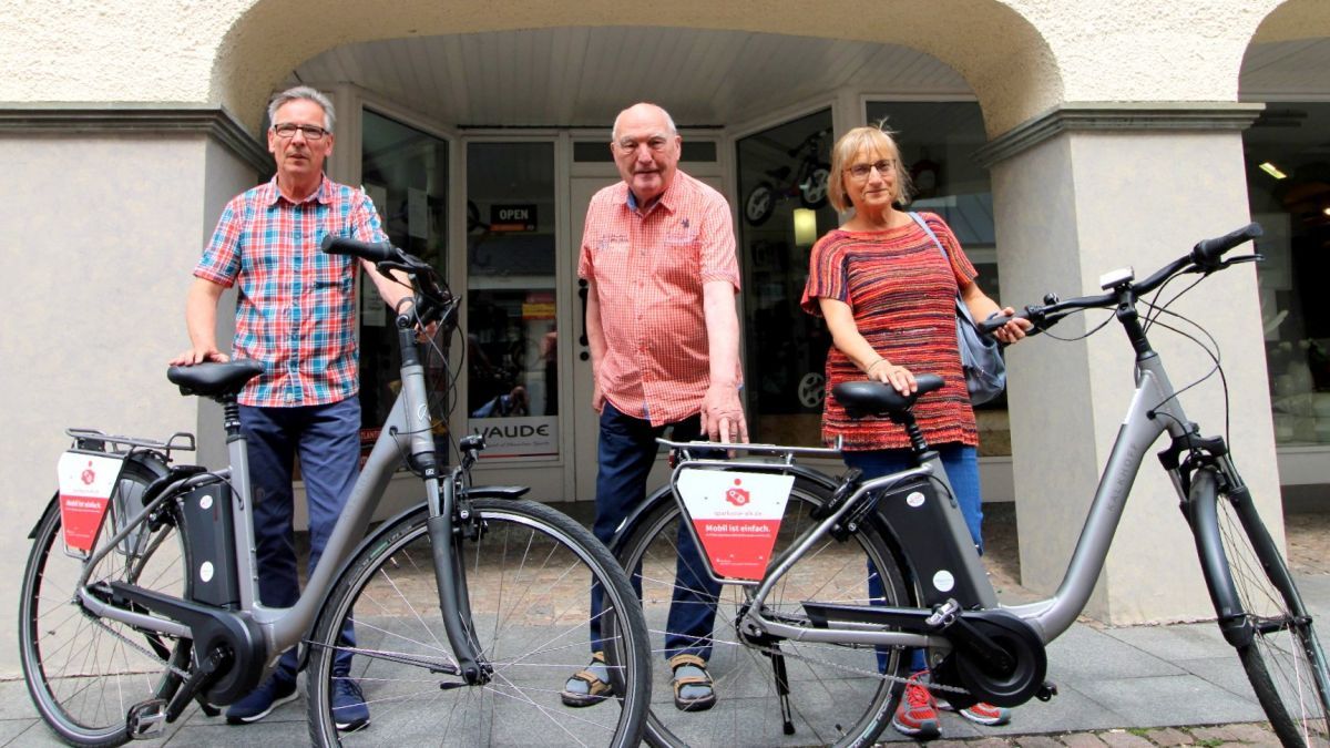 Seniorenratsmitglieder Wolfgang Dröge, Felix Nawrotzki und Brigitte Jäkel (von links) mit den zur Verfügung gestellten E-Bikes. von privat