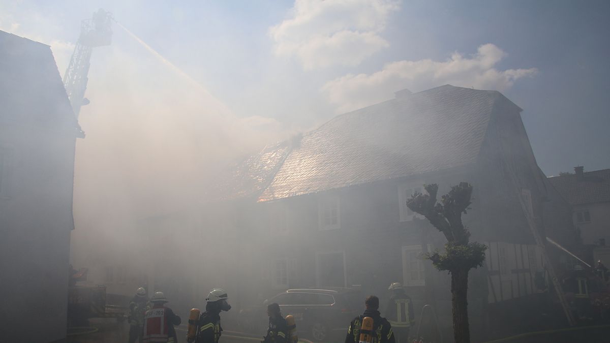 Unter anderem waren die ehrenamtlichen Kräfte der Feuerwehr bei einem Dachstuhlbrand an der Gerberstraße in Drolshagen gefordert. von Thomas Fiebiger