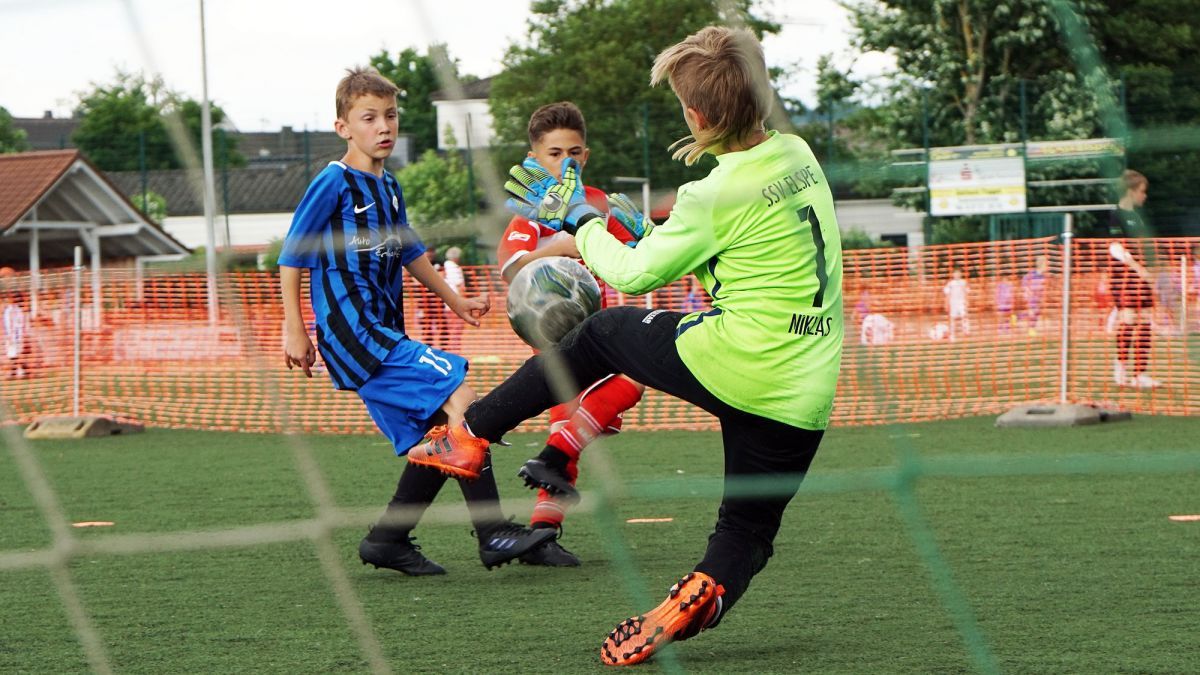 Beim Jugendfußballturnier um den Knappstein-U10-Cup ging es sportlich zu. von SSV Elspe