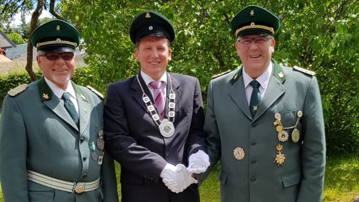 Bei der Ordensübergabe in Neuenkleusheim (von links): Major Jürgen Wilde, König Ralf Kaufmann und 1. Vorsitzender Thomas Köster. von privat