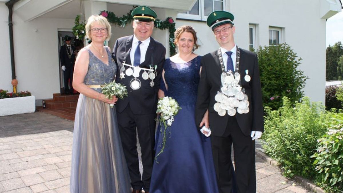 Die amtierenden Majestäten (von rechts): Königspaar Viktor und Ludmilla Glassmann sowie Kaiserpaar Andreas und Martina Burghaus. von privat