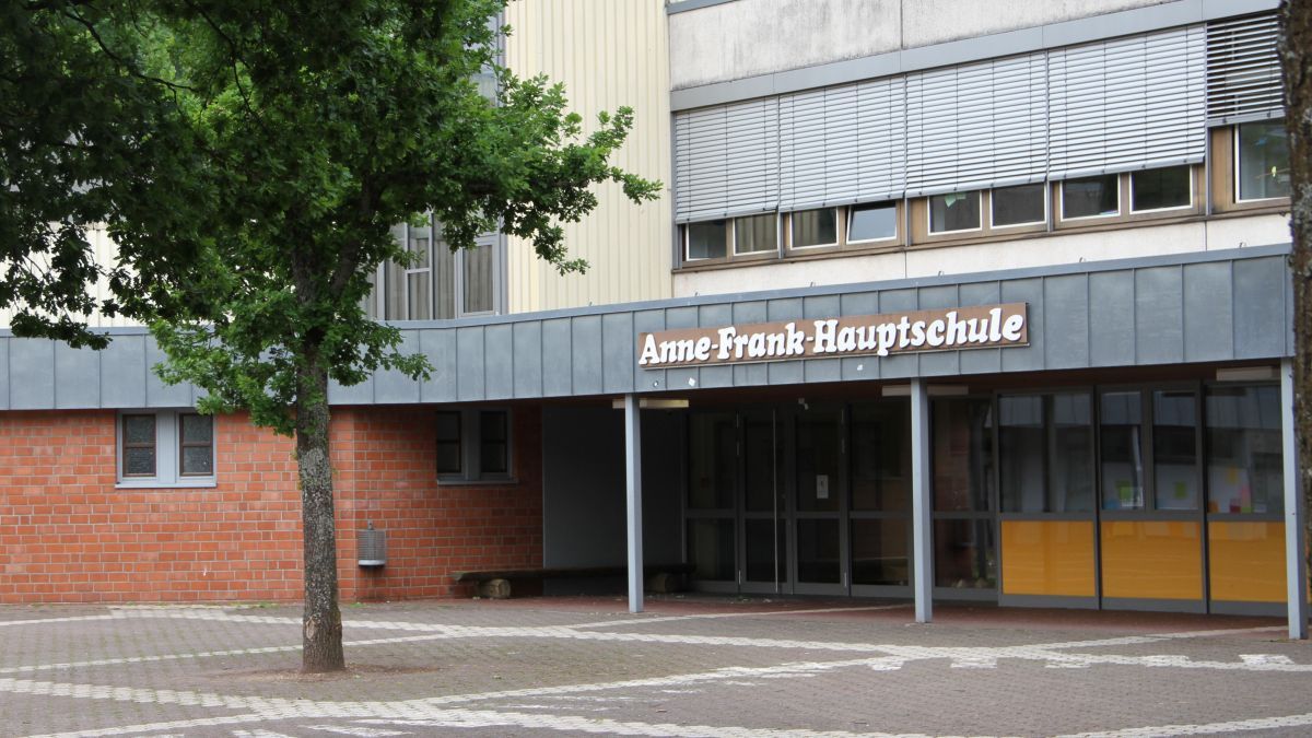 „Anne-Frank-Hauptschule“ prangt in großen Lettern über dem Eingang - doch die Tage der Meggener Schule sind gezählt. von Kerstin Sauer