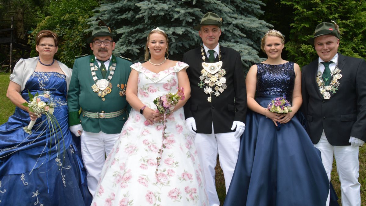 Die amtierenden Majestäten des Heimatschutzvereins Hofolpe-Heidschott freuen sich auf das Jubiläumsschützenfest. von privat