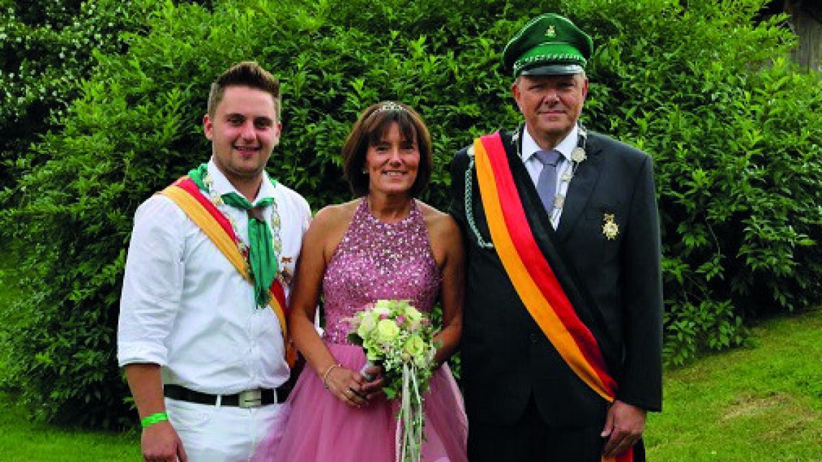 Königspaar 2018: Matthias Bayer mit Gattin Beate sowie Jungschützenkönig Fabian Wurm. von privat