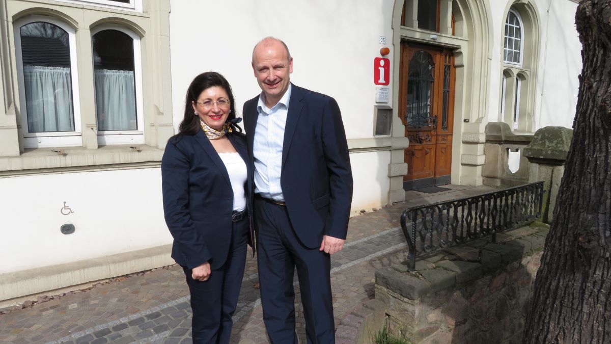 Andreas Reinéry und Nezahat Baradari vor dem Kirchhundemer Rathaus. von Heiko Becker