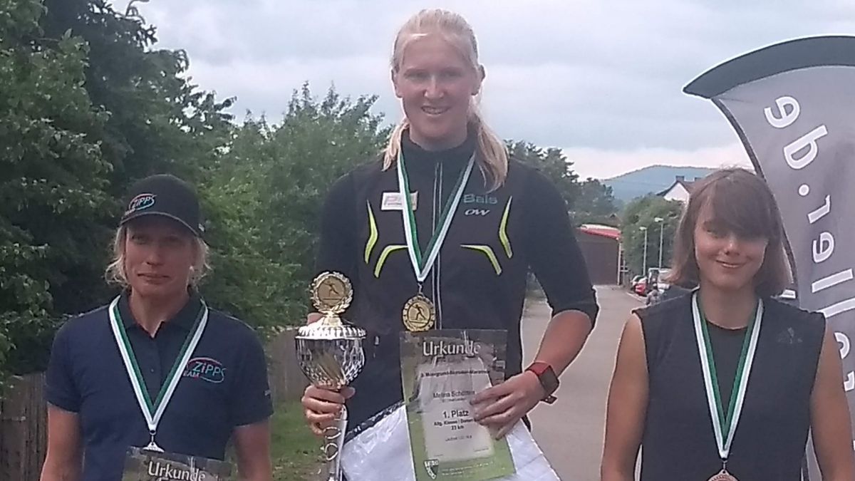 Melina Schöttes (Mitte) bei der Siegerehrung des ersten „DSV Skiroller-Marathon-Cup“ von privat