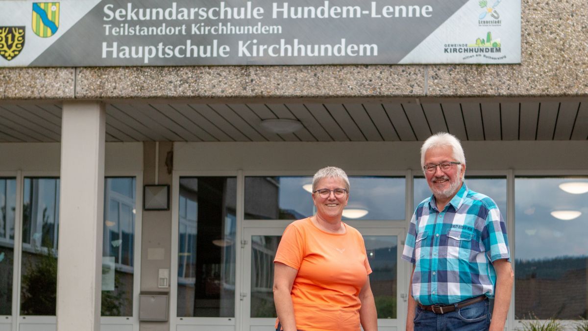 Monika Kemper (kommissarische Schulleiterin) und Willi Sondermann (vorheriger Schulleiter) erinnern sich an die schöne Zeit an der Hauptschule Kirchhundem. von Christine Schmidt