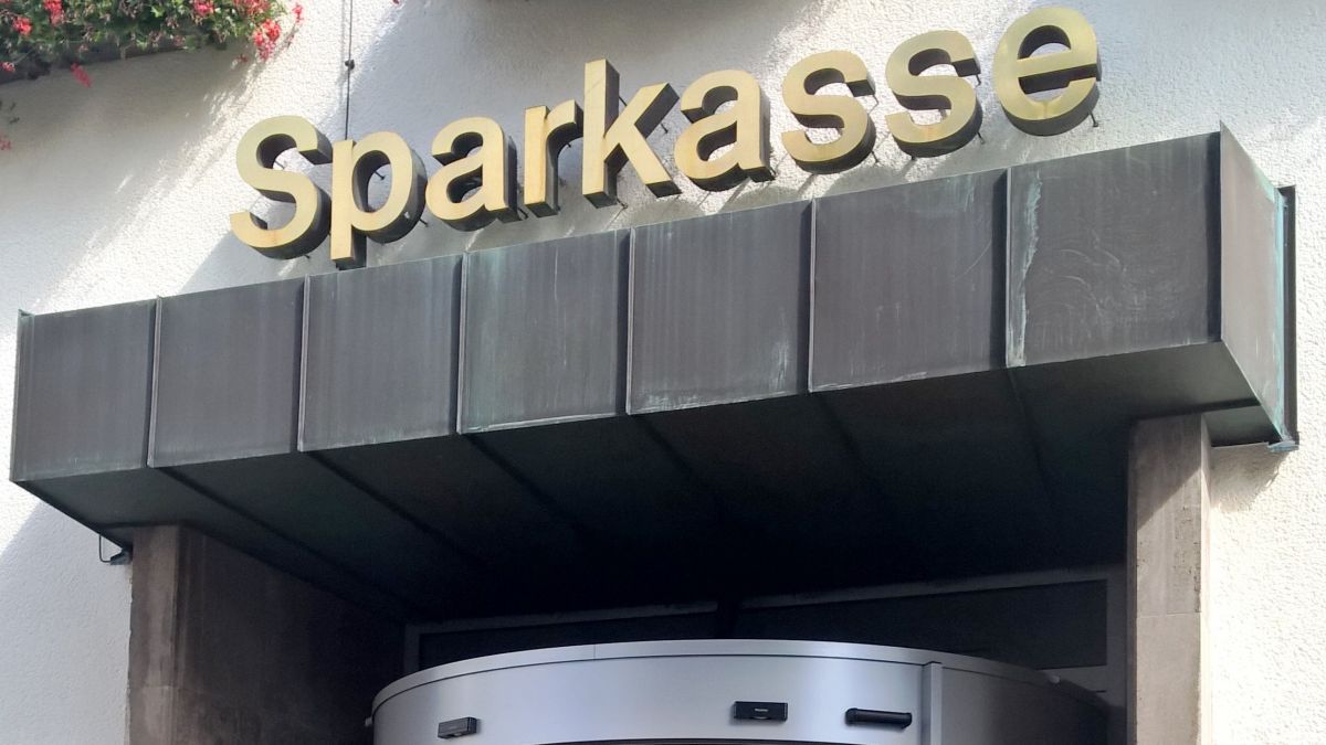 Die Sparkasse in der Kölner Straße wird renoviert. von Sparkasse Attendorn-Lennestadt-Kirchhundem