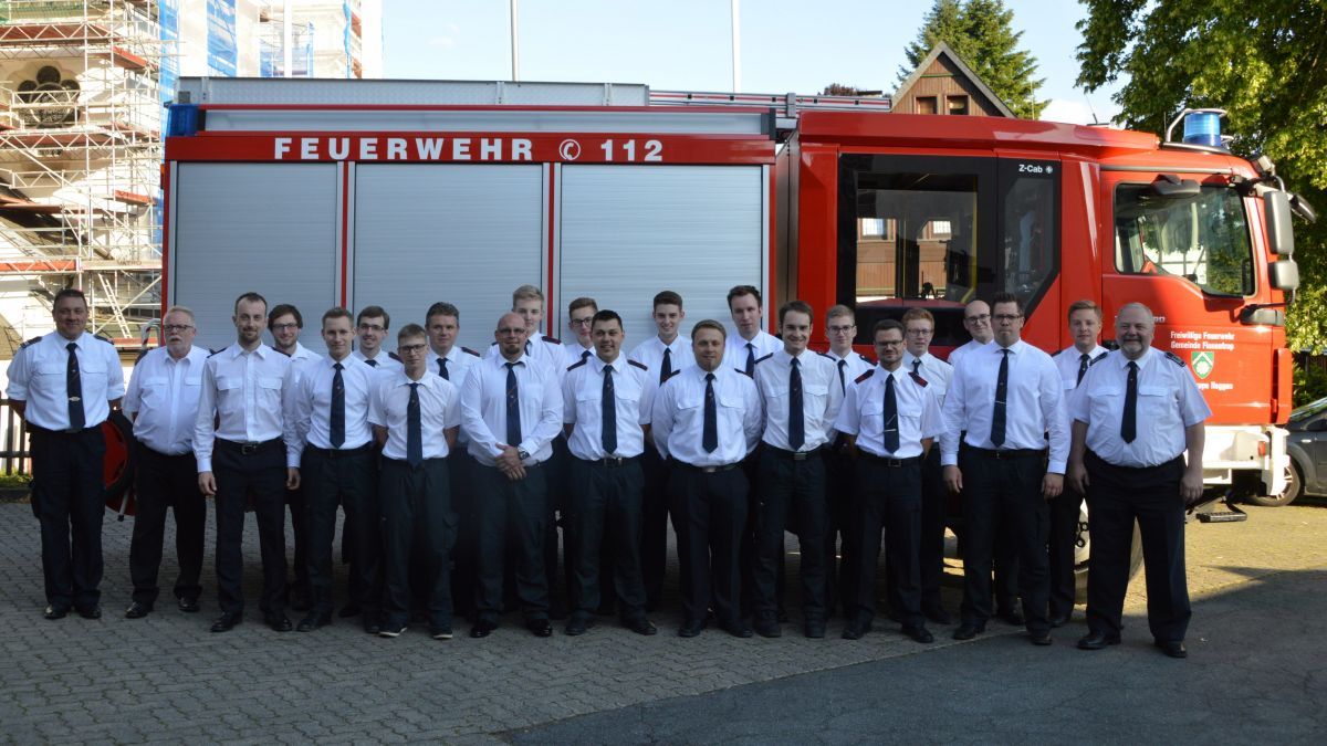 Haben jetzt die Wochenenden wieder frei: 21 Feuerwehrmänner nach dem bestandenen Maschinistenlehrgang. von Barbara Sander-Graetz