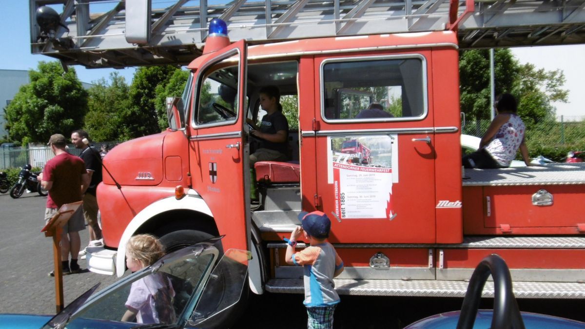 Da schlugen Kinderherzen höher: Ein altes Feuerwehrauto konnte genau besichtigt werden. von privat