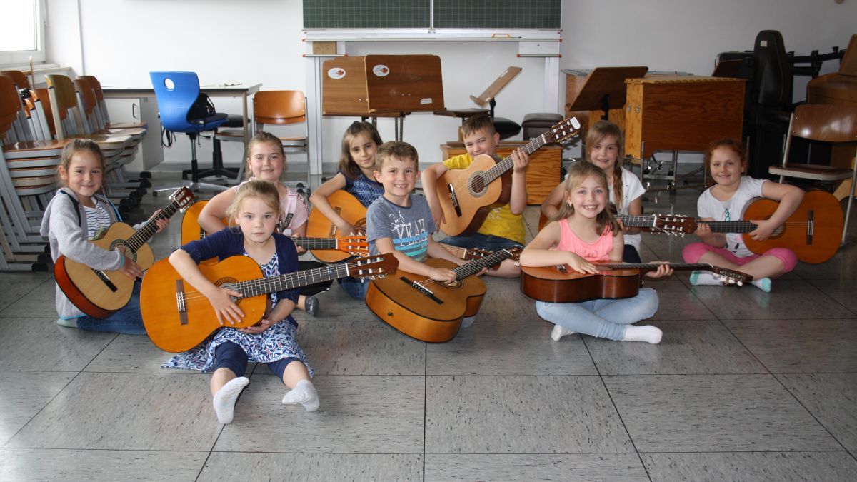 Die Kinder des zweiten Schuljahres stehen vor der Wahl ihrer Musikschul-Fächer. von privat