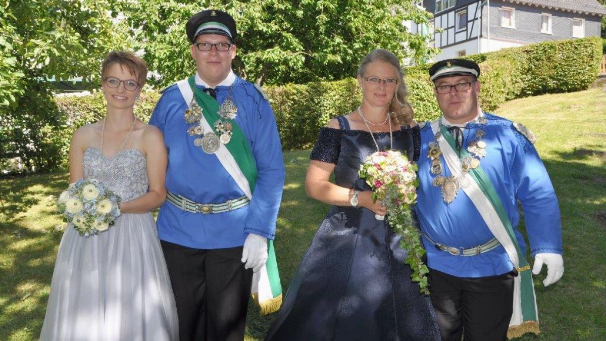 Noch bis Montag regieren Michael und Katja Schauerte als Königspaar (rechts) sowie Michael Schmidt und Johanna Rameil als Jungschützenkönigspaar. von privat