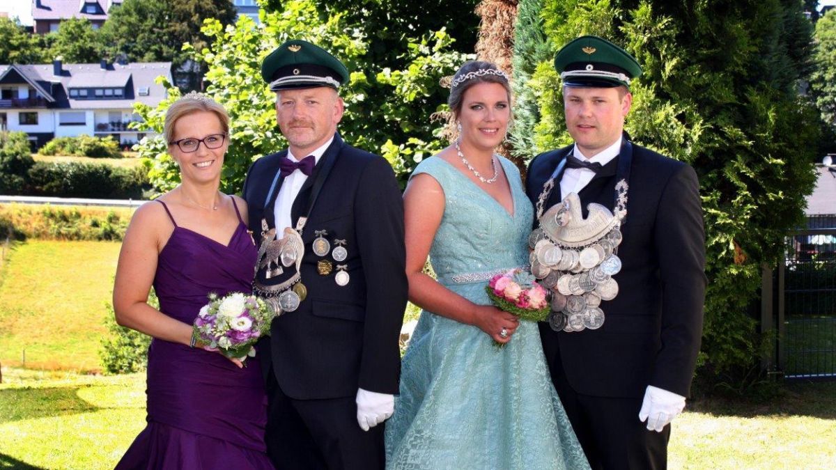 Das Königspaar Stefan und Karina Leine (rechts) sowie das Kaiserpaar Oliver Leine und Elke Stupperich (links). von privat