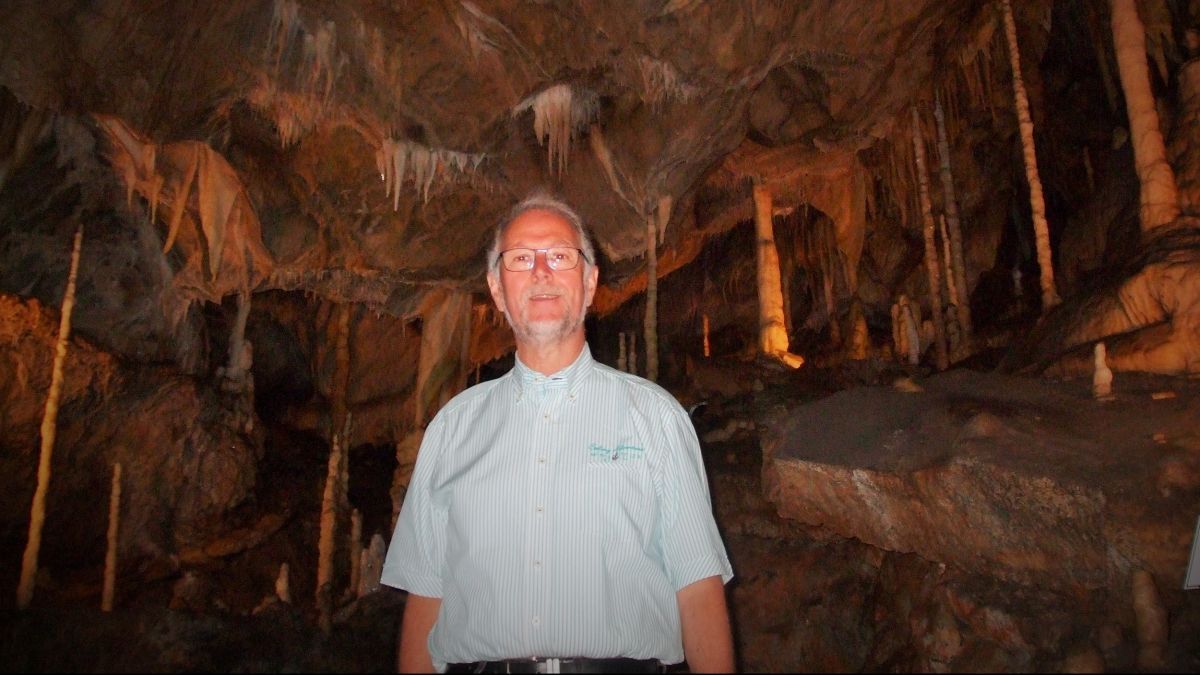 Zwischen Stalagmiten und Stalaktiten in der Atta-Höhle hat Achim Menken derzeit einen der coolsten Jobs. von Barbara Sander-Graetz