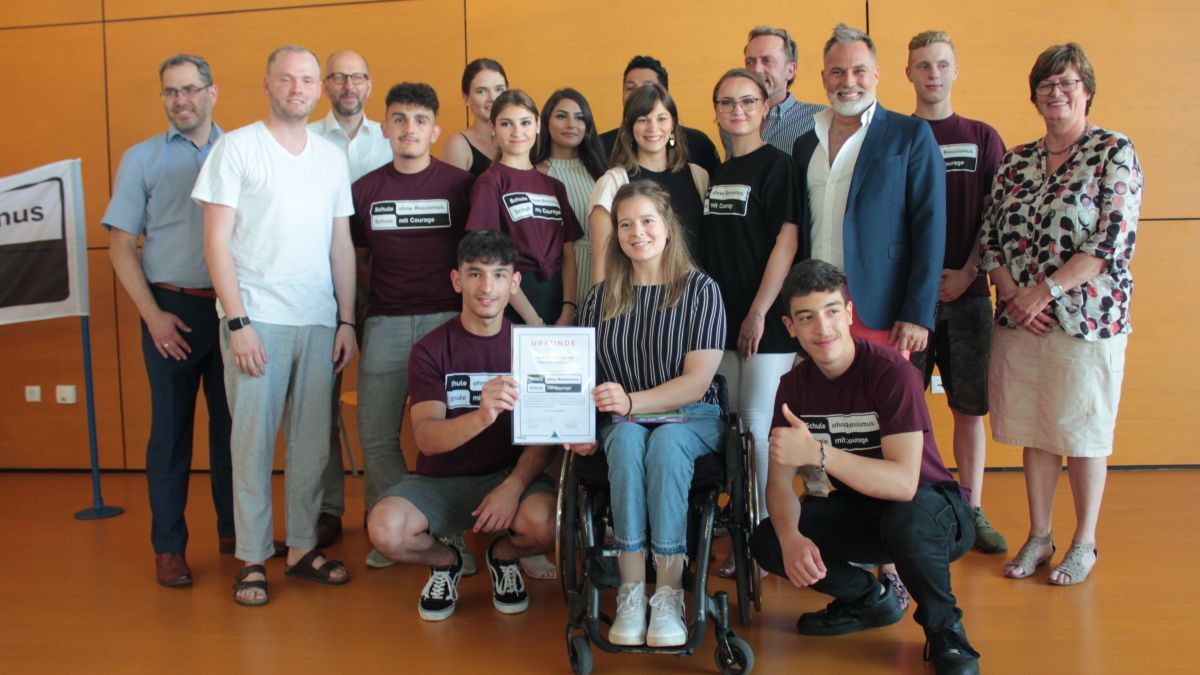 Schüler, Lehrer, Paten und Vertreter der Städte Olpe und Drolshagen freuten sich über die Auszeichnung. von Wolfgang Schneider