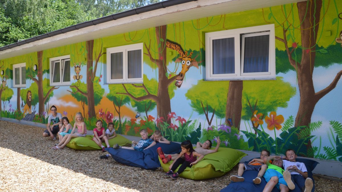 Im Schatten der Dschungelwand abhängen ist derzeit in der Heldener Grundschule angesagt. von Barbara Sander-Graetz