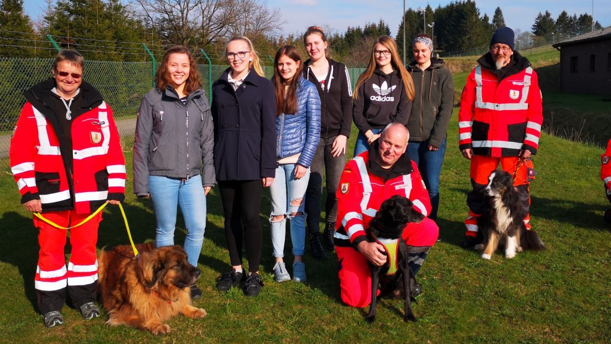 Die GymSL-Schülerinnen besuchten die Rettungshundestaffel auf einem Übungsgelände in Oedingen. von privat