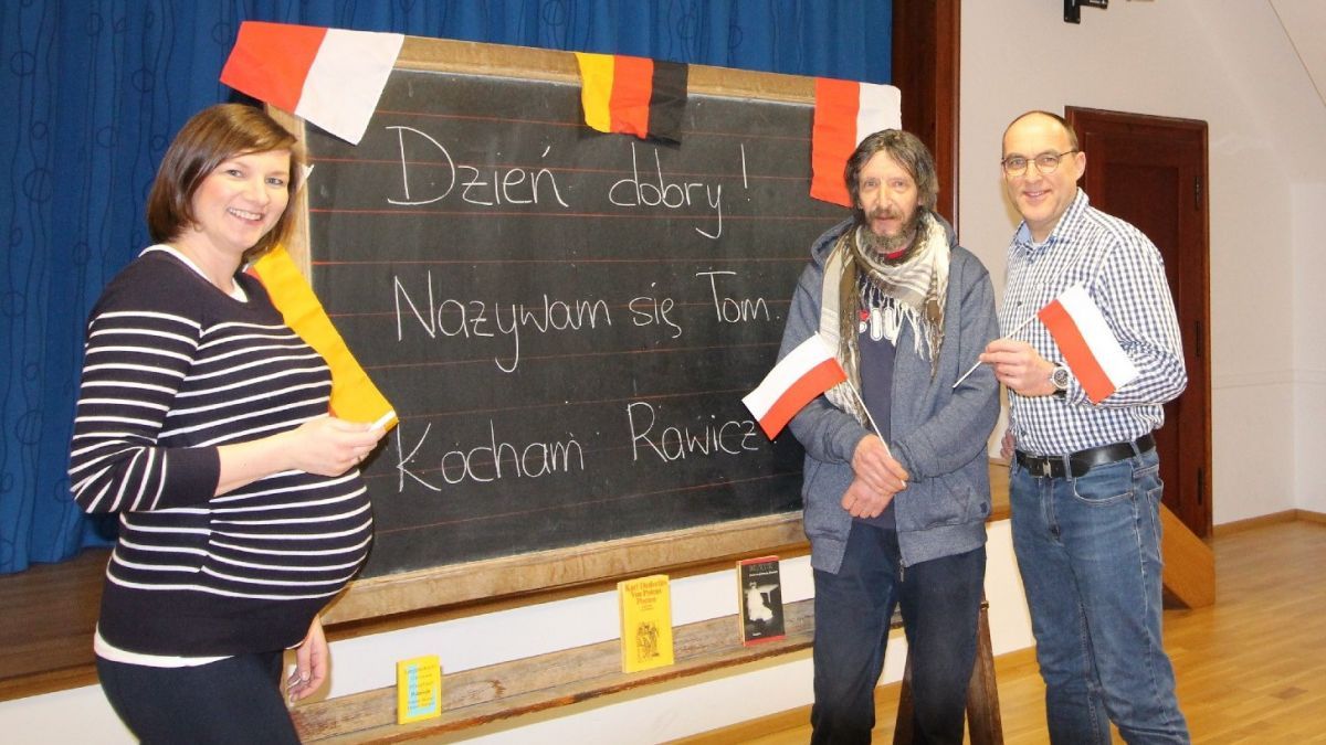 Sie freuen sich auf den Polnisch-Sprachkurs der „etwas anderen“ Art (von links): Sabina Hennen (Lehrerin), Alfred Knebel (Studio A) und Tom Kleine (Hansestadt Attendorn). von privat