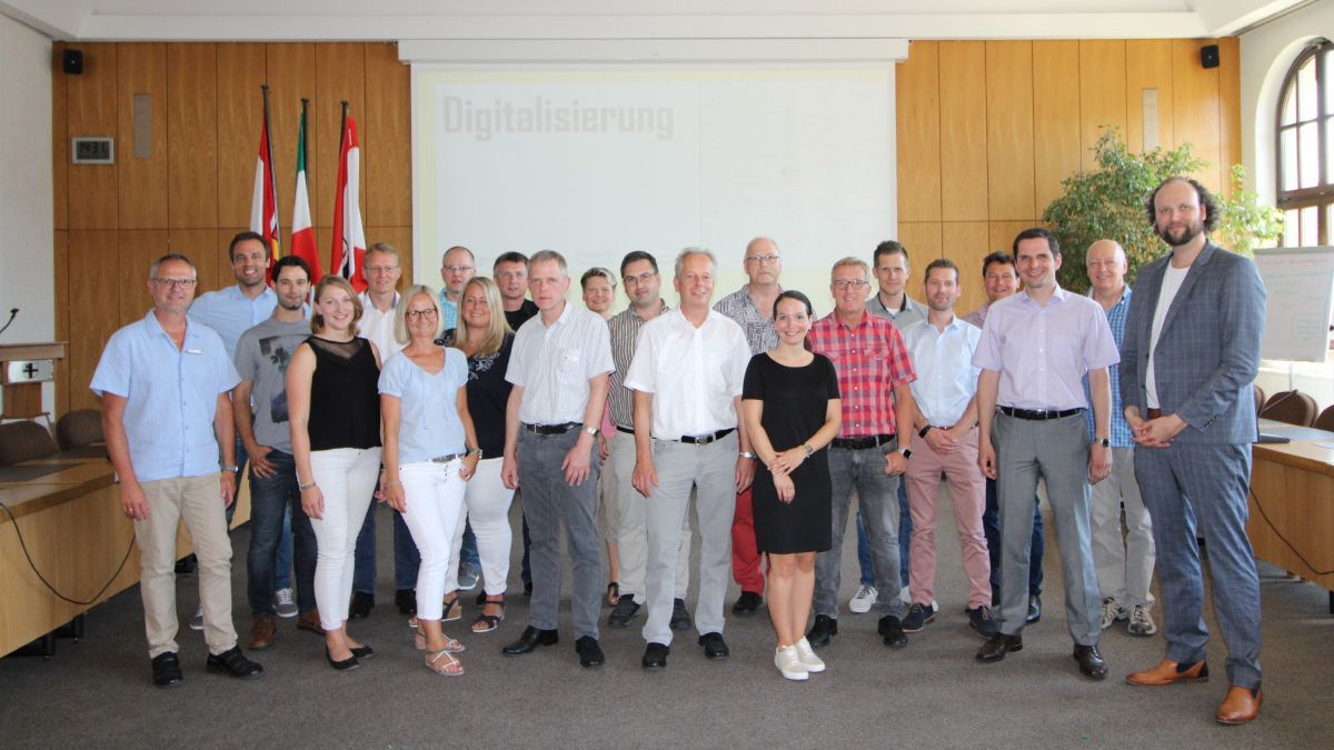 In einem Workshop unter der Leitung von Prof. Dr. Dr. Björn Niehaves von der Universität Siegen (rechts) haben  Stadtverordnete und Mitarbeitende der Hansestadt Attendorn Grundlagen für eine kommunale Digitalisierungsstrategie erarbeitet. von privat