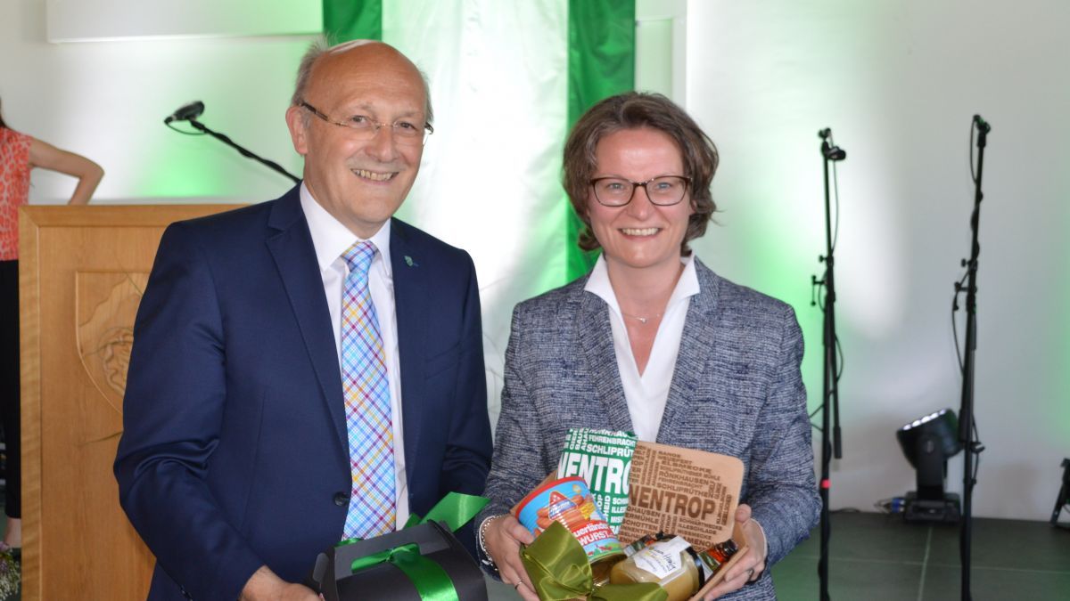 Bürgermeister Dietmar Heß freute sich, Ministerin Ina Scharrenbach beim Festakt begrüßen zu dürfen. von Barbara Sander-Graetz