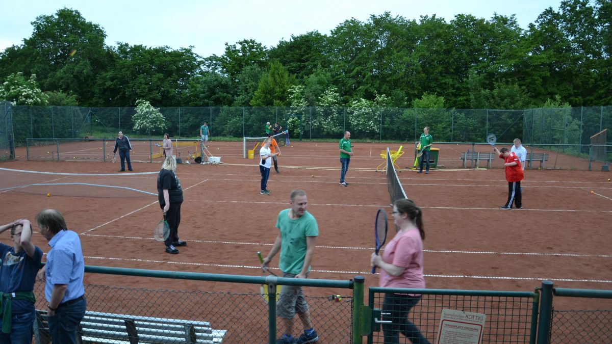 Die AG Begegnung und der Tennisclub Grün-Weiß Dünschede verbrachten einen Abend auf der Tennisanlage. von privat