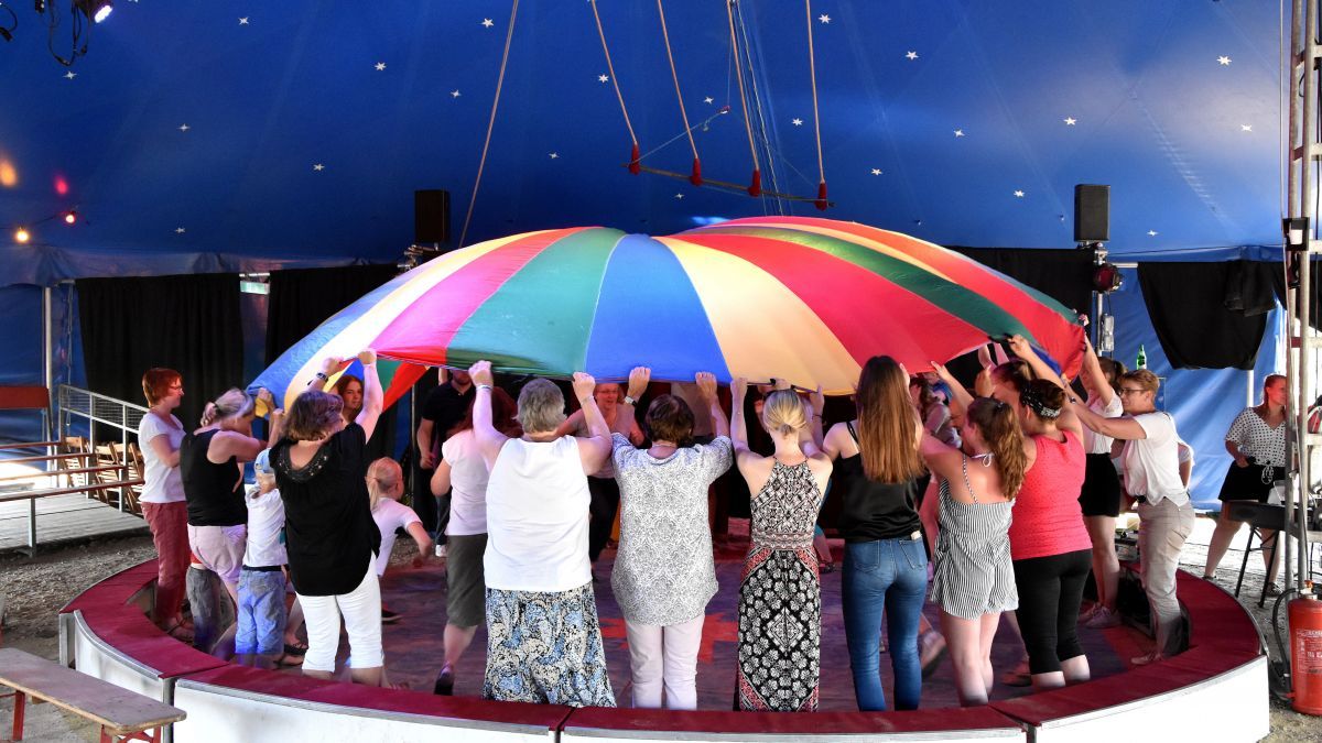 Gemeinschaftsaktion mit dem Schwungtuch: Beim Gottesdienst im Zirkuszelt wurden alle Besucher mit einbezogen. von privat