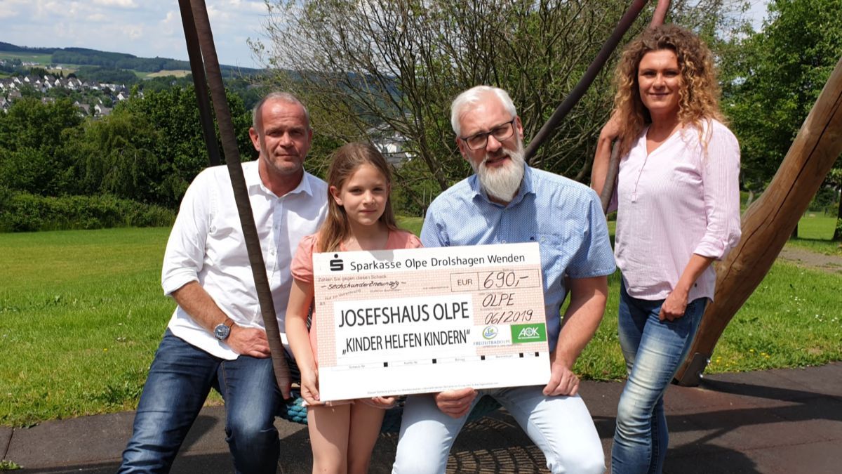 Mit Reinhard Geuecke (2. von rechts) freut sich die achtjährige Laura über die Spende für die nächste Pilgeraktion von Astrid Renko-Bröcher und Klaus Spille (beide Freizeitbad Olpe). von privat