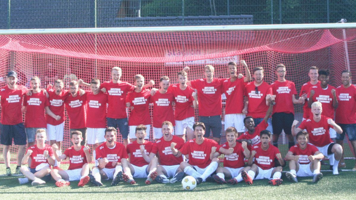 Jubel beim FC Lennestadt: Die B-Jugend ist in die Bezirksliga aufgestiegen. von FC Lennestadt