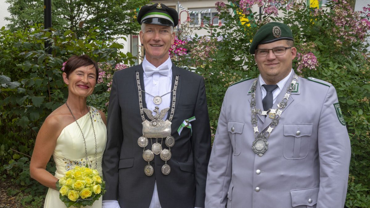 Das Königspaar Sabine und Gisbert Thöne mit Jungschützenkönig Felix Blom. von Nils Dinkel