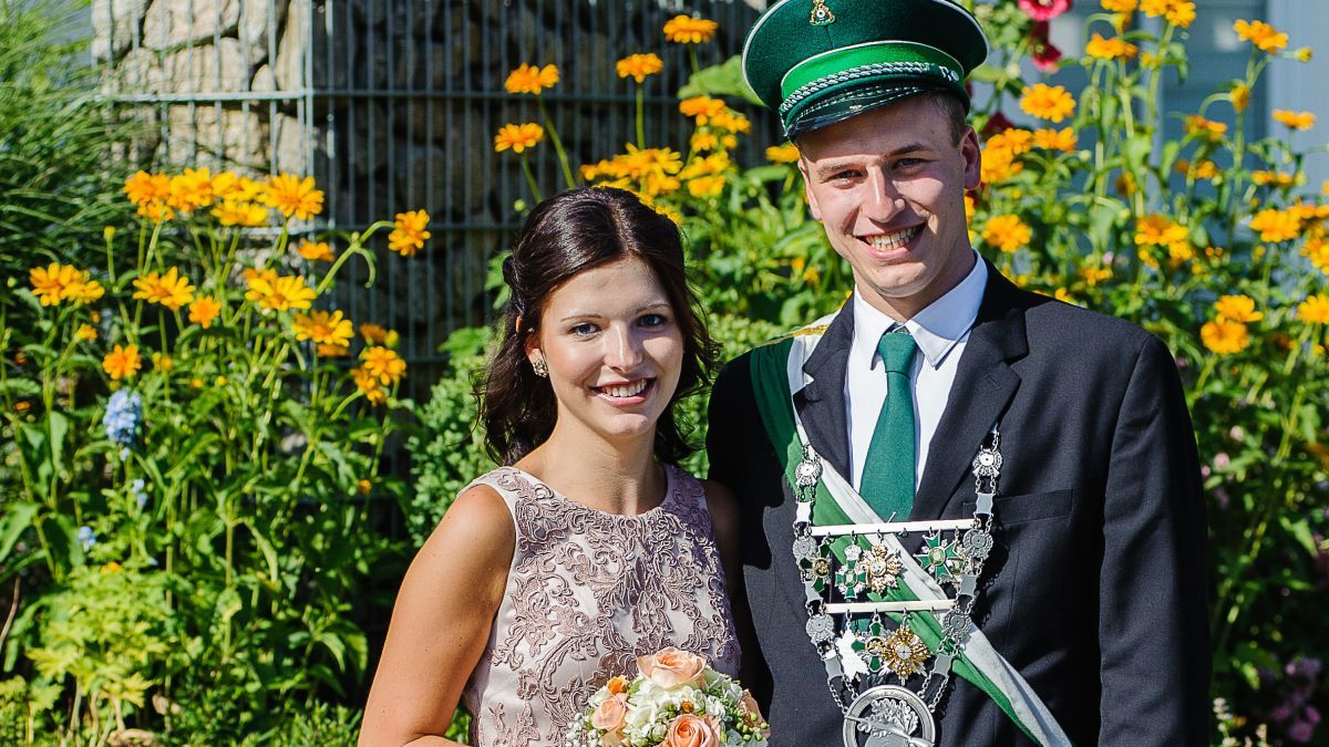 Das Königspaar Eric Lingemann und Nina Löhr freut sich auf das anstehende Schützenfest. von privat